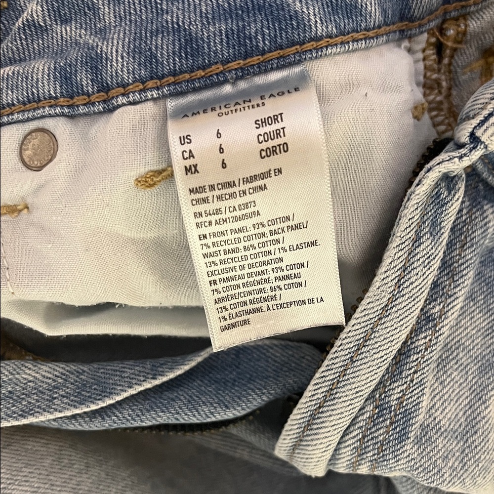 American Eagle Outfitters Light Blue Mom jean. - Picture 5 of 8